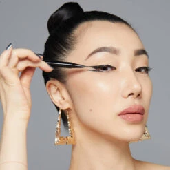 Epic Ink Waterproof Liquid Eyeliner 10 Epic Ink Waterproof Liquid Eyeliner -Auline Makeup NYX PMU Makeup Eyes Eyeliner Epic Ink Liner EIL01 Black 000 0800897085605 Application 02